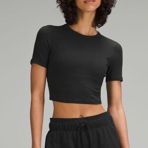 New Lululemon Hold Tight Straight Hem Cropped T-Shirt Size 4 Black